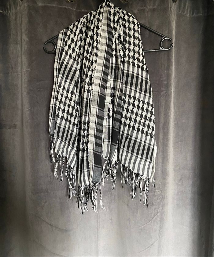 Écharpe noire et blanche à carreaux avec franges - photo numéro 2