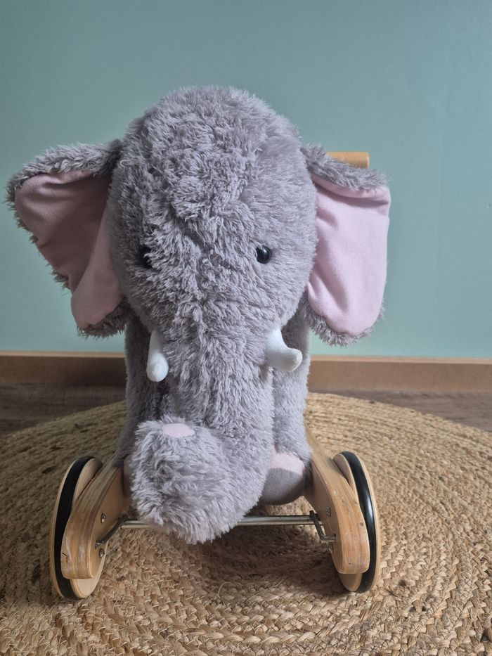 Éléphant a bascule et a roulettes  Vilac