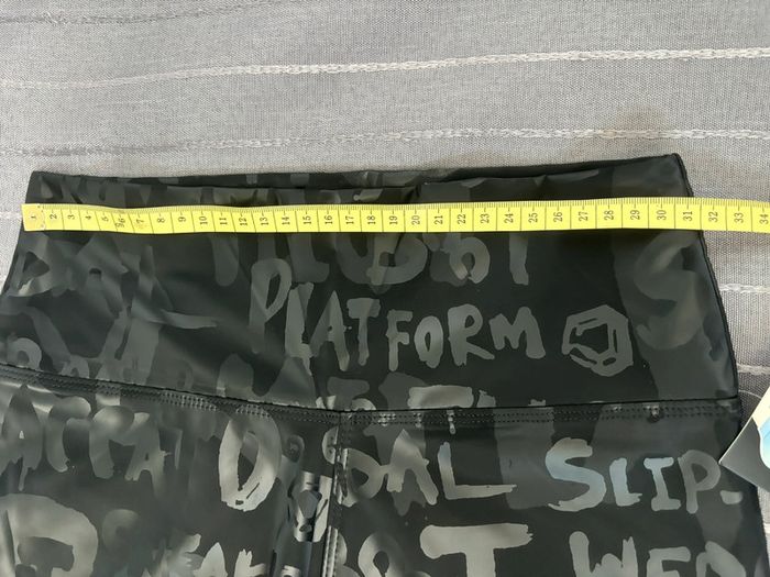 Beau legging simili noir taille haute avec inscriptions effet 3D holographique Neuf - photo numéro 4