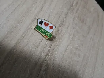 Pin's pins as tapis vert jeu de cartes casino croupier