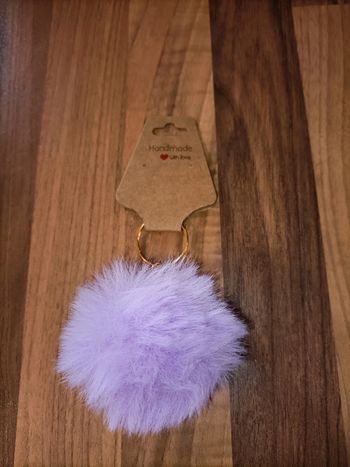 Porte clé neuf pompom violet