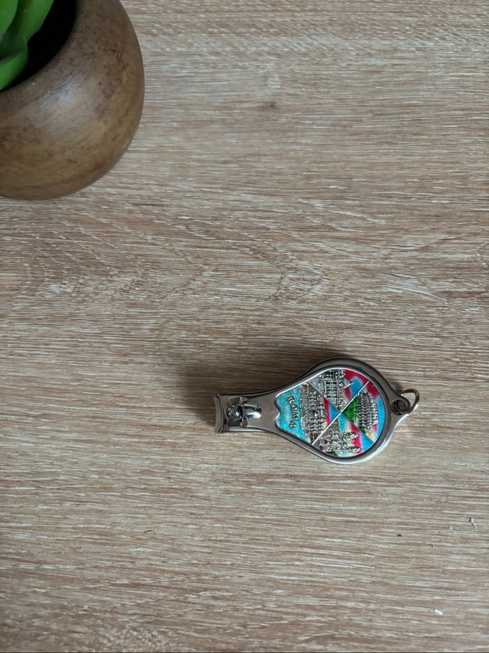 Coupe ongle et ouvre bouteille souvenir Rome