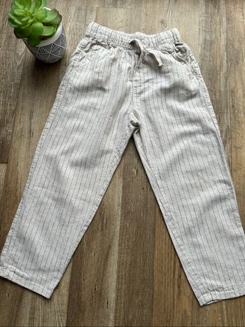 - Pantalon H&M - 6 ans - Très bon état, micro tache