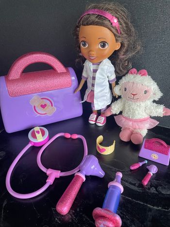 Docteur la peluche poupée et accessoires