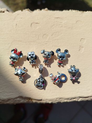 Lot de 8 charm Disney Minnie mickey Marie nemo neuf