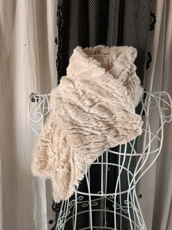 Echarpe crème douce pailletée