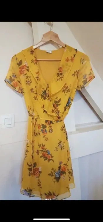 Robe cache cœur jaune