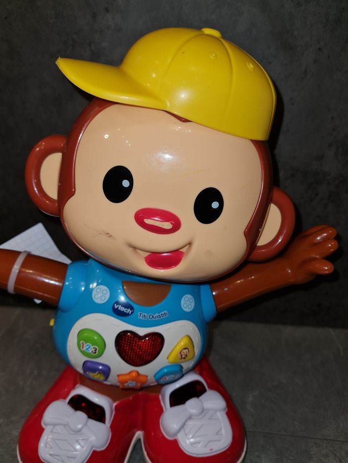 Titi ouistiti vtech voir détail photo usé au niveau du visage car quand il se déplace il fait des chutes - photo numéro 2