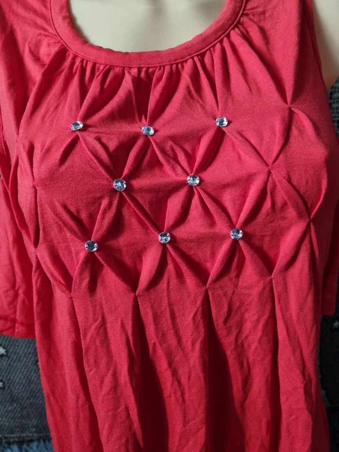 T-shirt rouge à épaules dénudée 42-44 - photo numéro 2