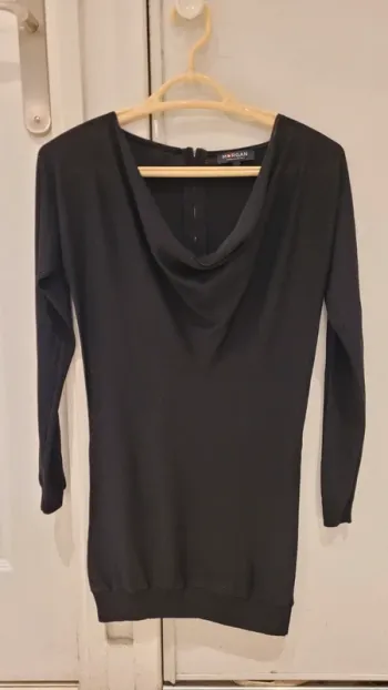 T-shirt manches longues (ou robe très courte) col bénitier