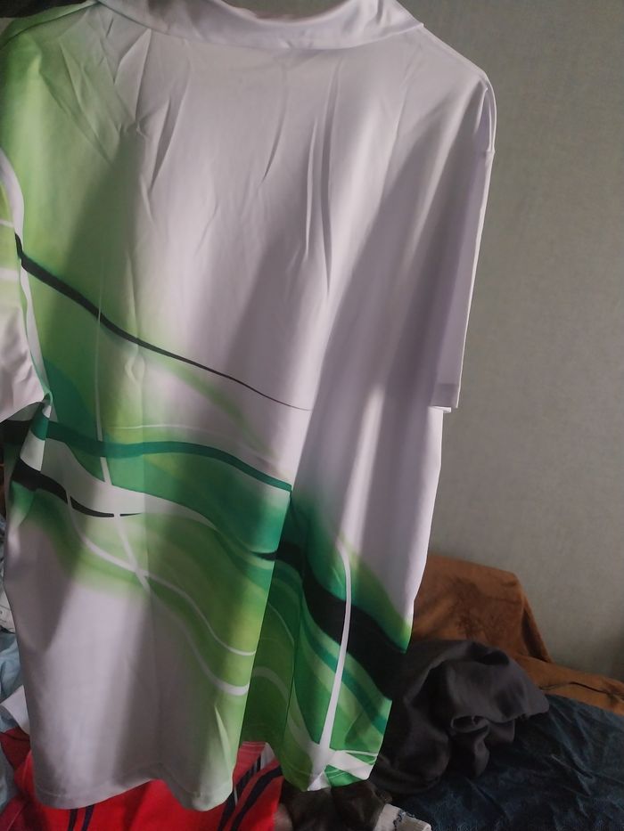 Polo tout neuf jamais porté à boutons. - photo numéro 4