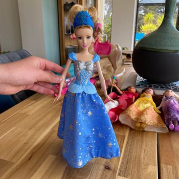 Poupée disney cendrillon qui tourne