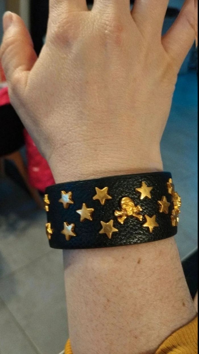Bracelet noir pression avec étoiles et tête de mort doré - photo numéro 4