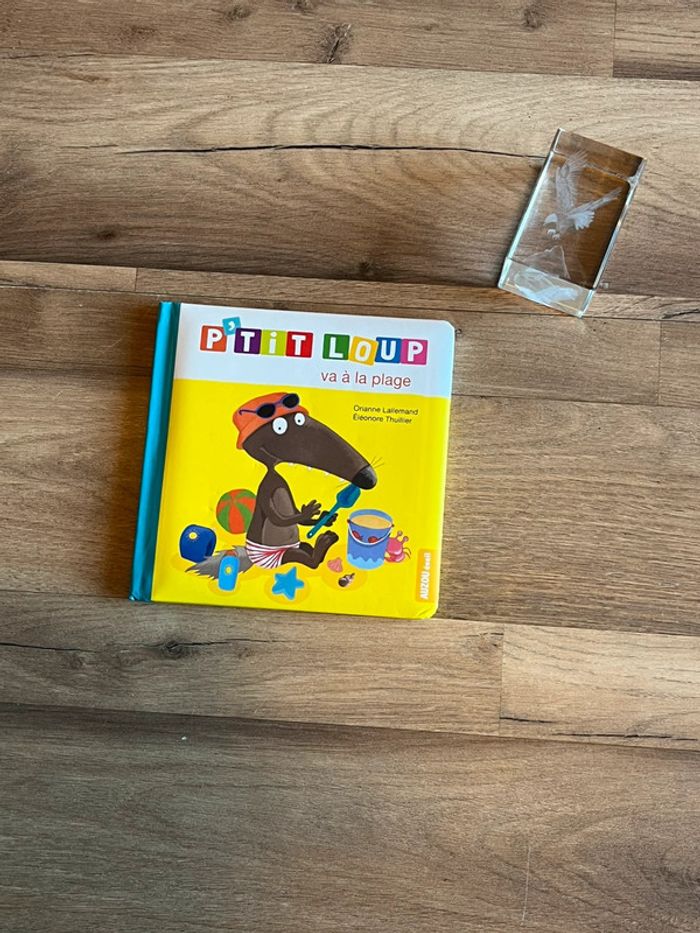 Je vend un livre enfant p tit loup va la plage très bon état