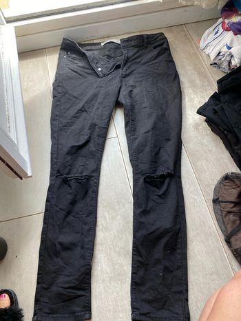 Jean noir, taille 42 déchiré