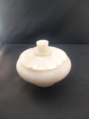 Pot avec couvercle en albatre