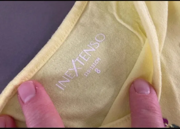 T shirt papillon in extenso 8 ans en très bon état - photo numéro 2