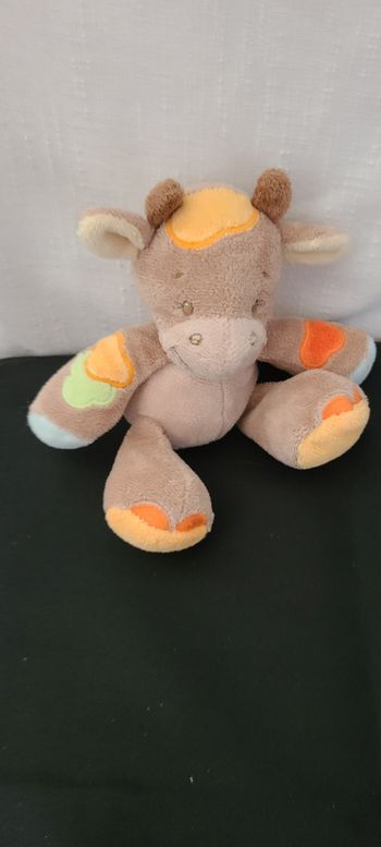 Doudou girafe vache marron bleu vert orange NATTOU