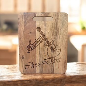 Planche à découper en bois personnalisée gravée – Cadeau unique apéro, fromage, barbecue – Prénom, date,image et texte au choix