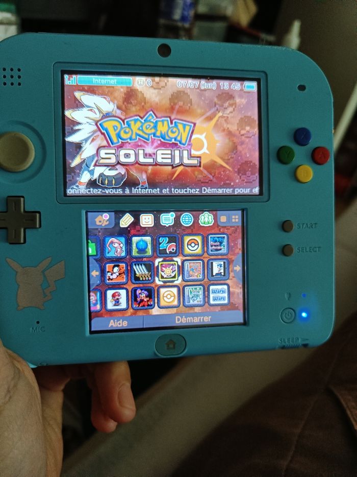 Nintendo 2ds édition limitée pokemon avec 28 jeux.