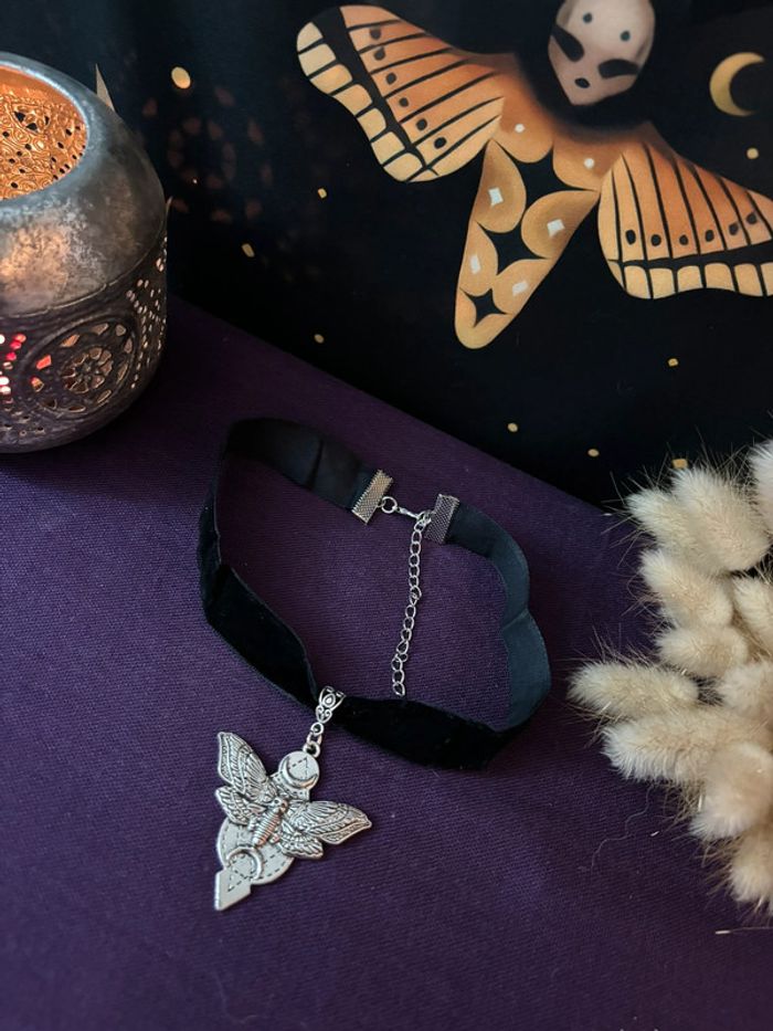 Ras-de-cou mystique avec papillon de nuit Sphinx et lunes