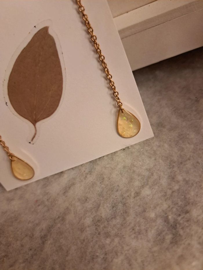 Boucles d'oreilles pendante en résine - photo numéro 3