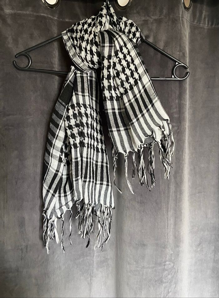 Écharpe noire et blanche à carreaux avec franges