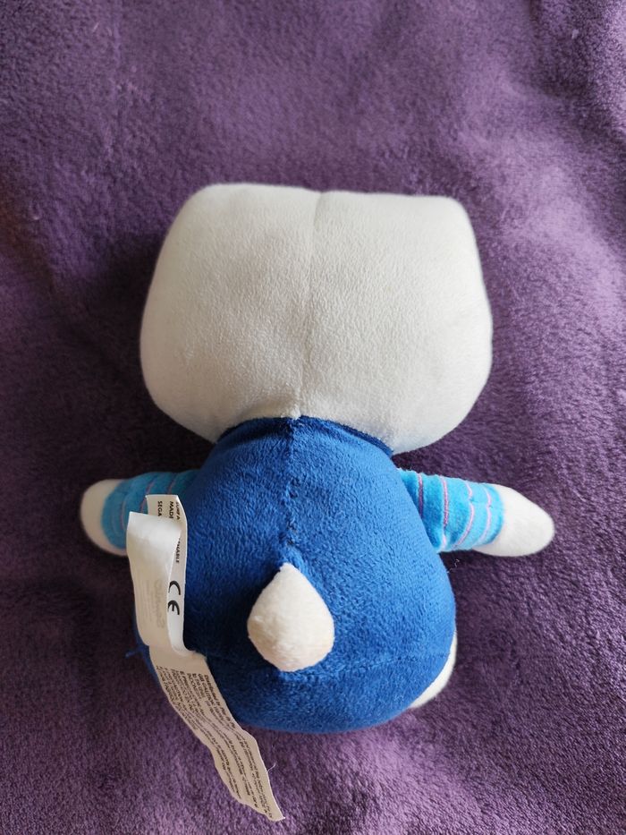 Peluche hello Kitty assise vêtement bleu noeud rose - photo numéro 2