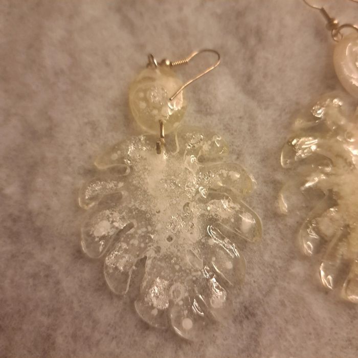 Boucles d'oreilles pendante en résine blanche - photo numéro 5