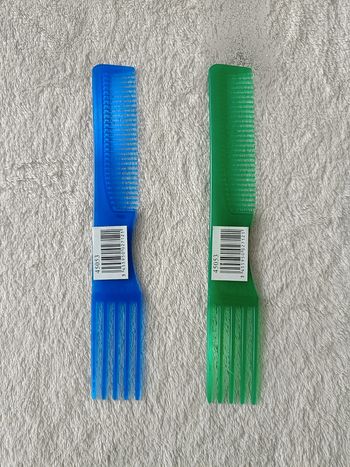 2 peignes (vert et bleu)