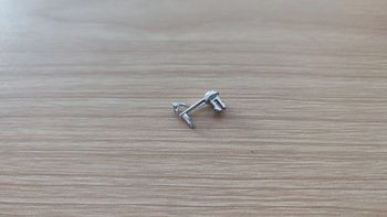 Attache capot pièce détachée miniature 1/18 Burago Alfa Romeo 2300 spider 1932 #B61