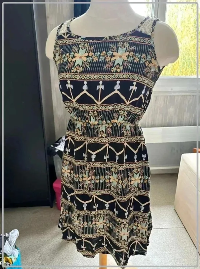 Tres  jolie  robe cintrée  coloree  taille 40/42 - photo numéro 3