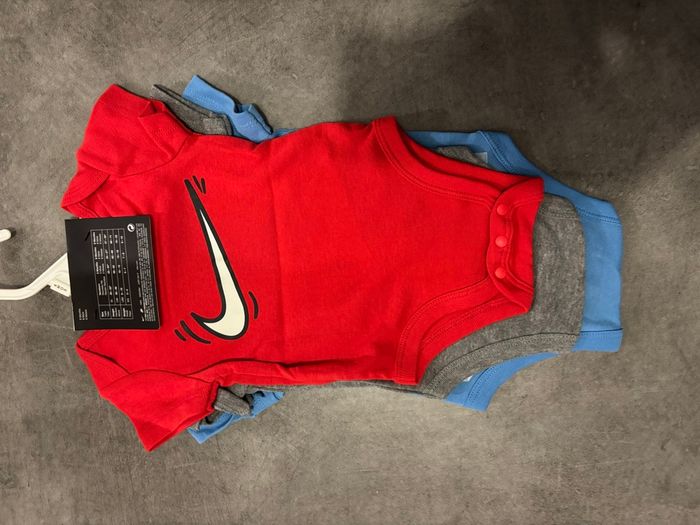 Lot 3 bodies Nike - photo numéro 2