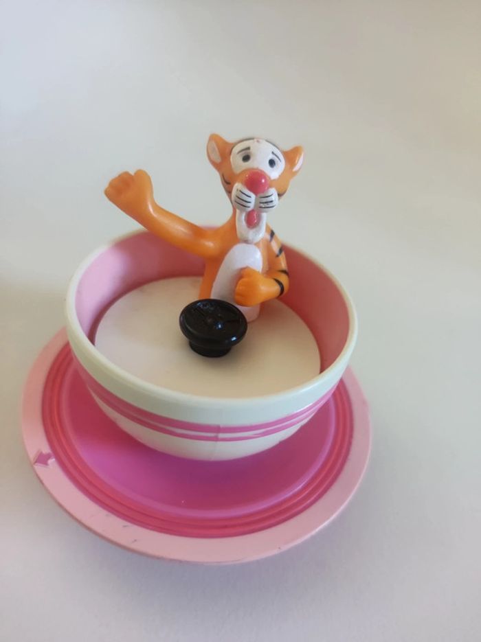 Figurine Tigrou dans tasse à thé roulante / Disney