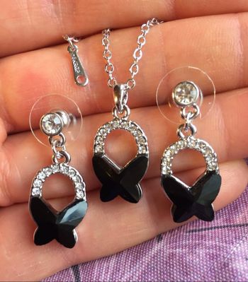 Ensembles Parure Papillon Posé Ornés D’un Cristal Noire et Cristaux Transparent Plaque Or Blanc Rhodium poinçon