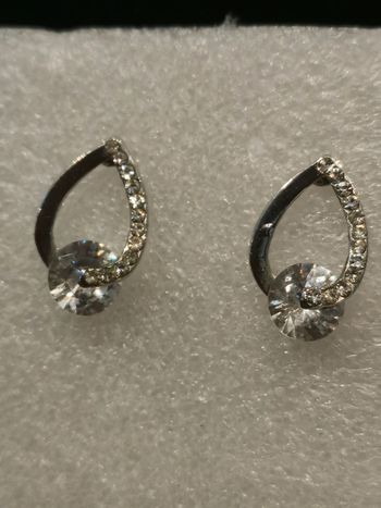 Boucles d'oreilles. Argentées et strass