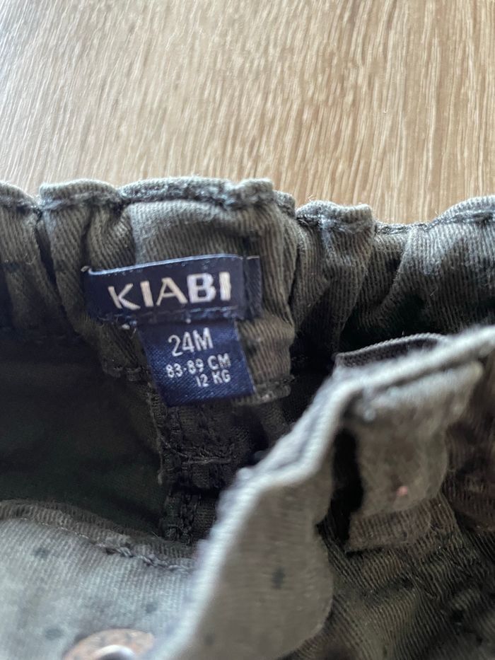 Très jolie pantalon gris à pois taille 24 mois kiabi - photo numéro 2
