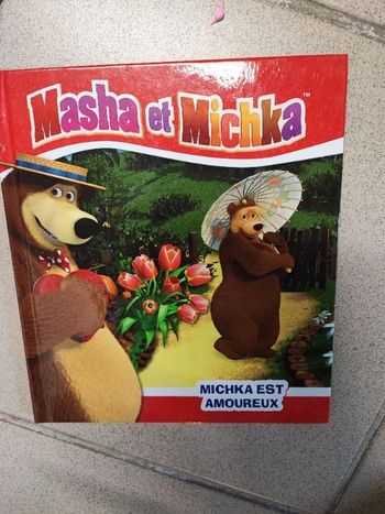 Masha et Michka. Michka est amoureux