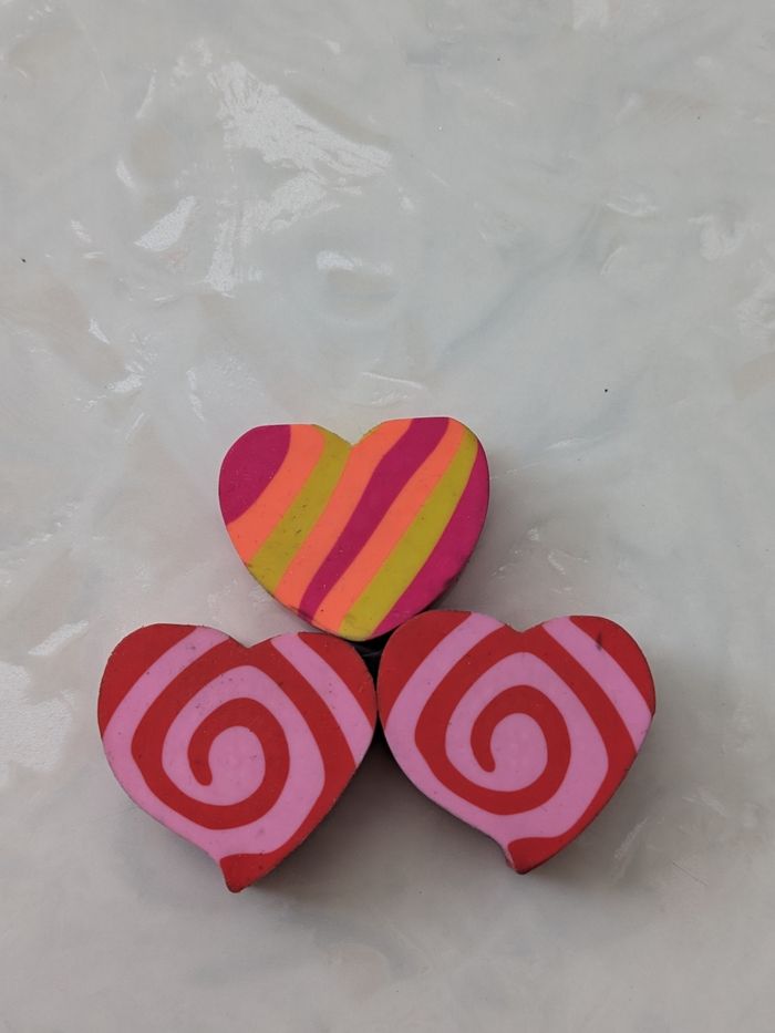 Lot de 3 gommes forme de cœur colorés. - photo numéro 2