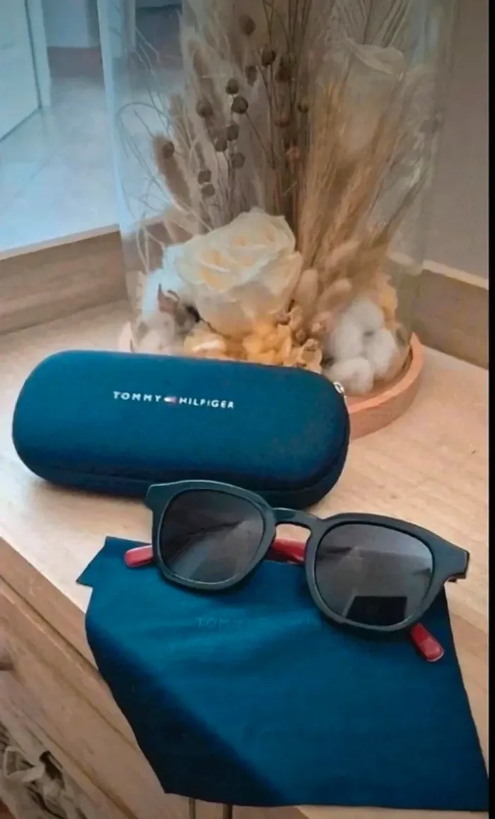 Sunglasses - Lunettes de soleil Tommy Hilfiger