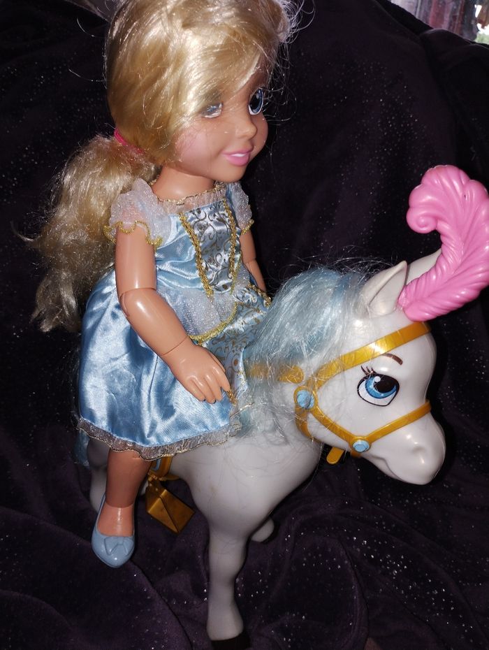 poupée princesse Disney + cheval