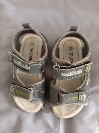 Paire de sandales 25