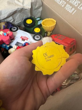 Petit carton de jeux enfant/ figurines 