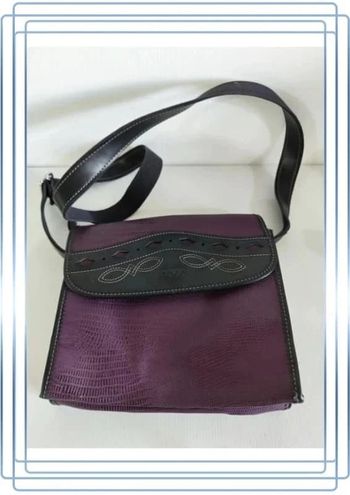 Sac à bandoulière violet Soco, bon état extérieur mais usé à l'intérieur 24x20cm