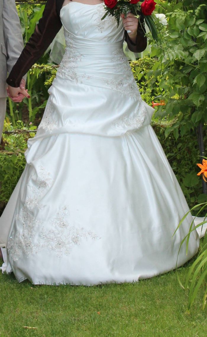 Robe de mariée ivoire + motifs argentés - photo numéro 2
