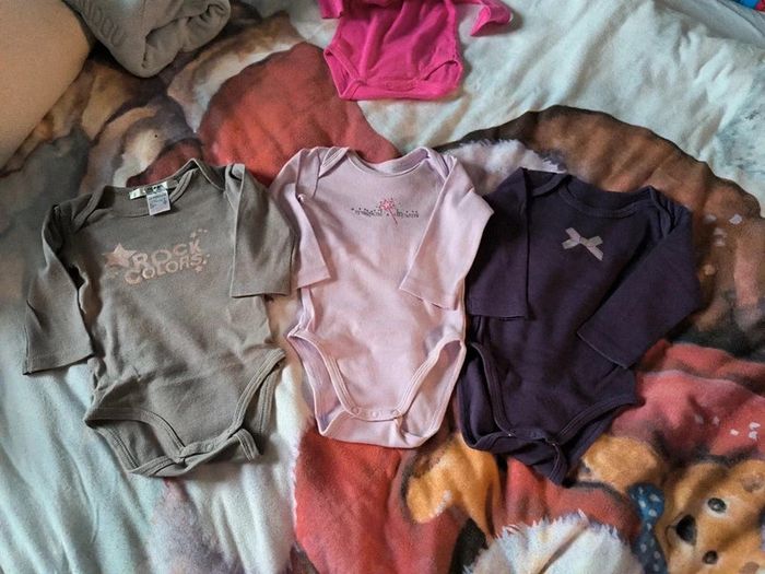 Lot 3 bodies 9 mois fille