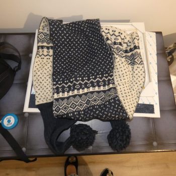 Écharpe en laine bleue et blanche à pompons neuve
