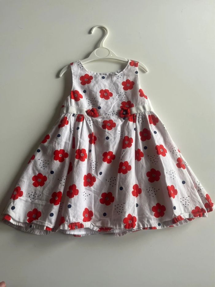 Robe blanche avec de grosse fleurs rouge