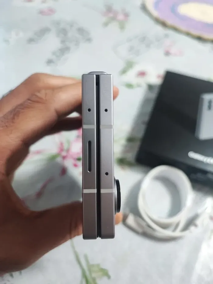 Samsung Galaxy Z Fold6 en argent. - photo numéro 4