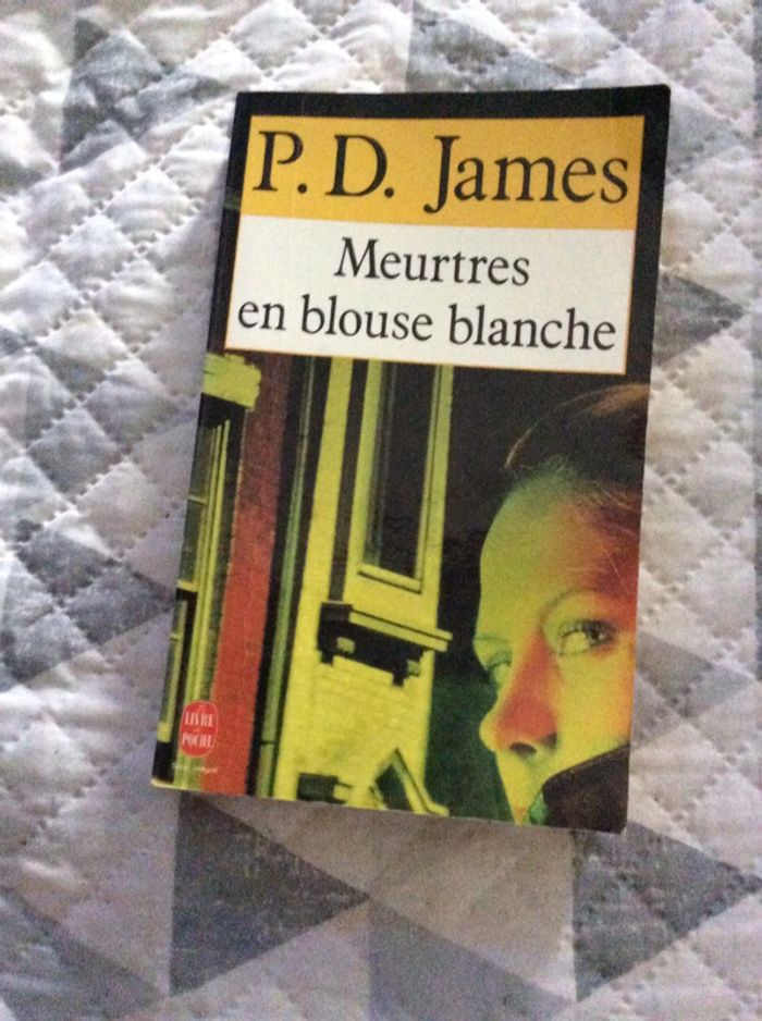 #meurtres en blouse Blanche PD James. )